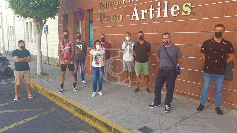 Grupo de trabajadores acompañados por el concejal Juan Antonio Peña, esta mañana junto a las puertas del polideportivo/TA.